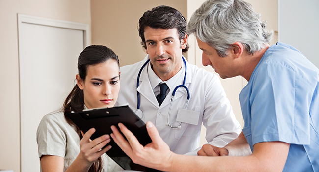 Mujer recibiendo diagnóstico.