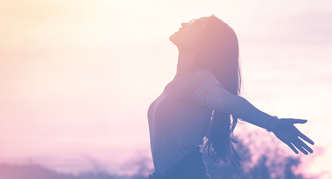 Mujer feliz y libre de cáncer.