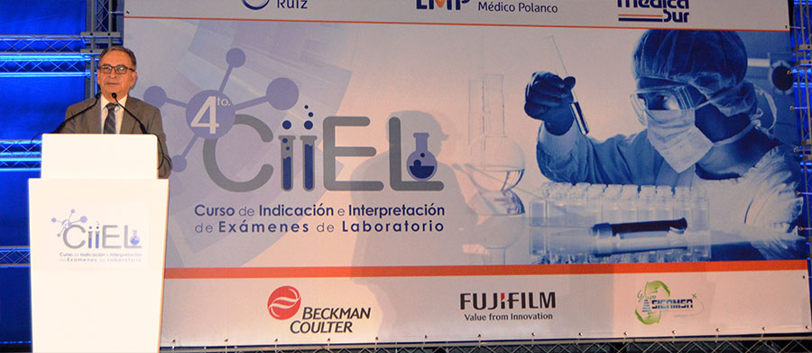 El Dr. Misael Uribe durante su exposición en el cuarto CIIEL