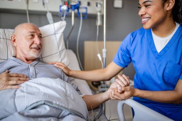 Personal de salud acompañando a un paciente