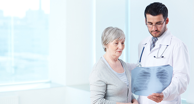 Mujer de la tercera edad consultando a un radilogo