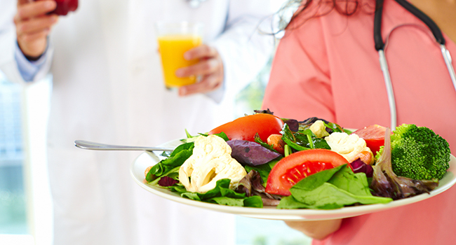 Doctores ofreciendo platillo nutritivo