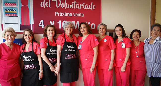 Foto de las voluntarias en la venta del Ropero