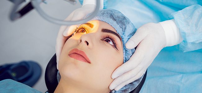 Paciente mujer sometiéndose a una cirugía de ojos.