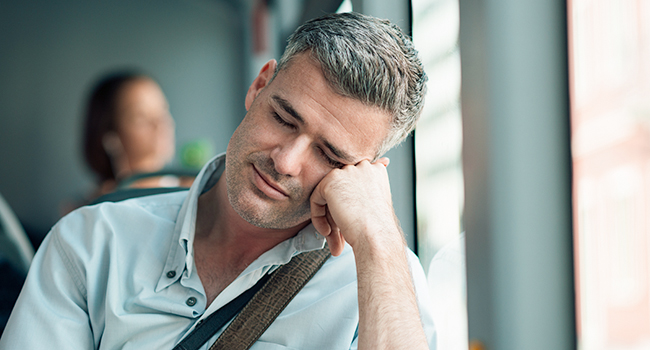 Hombre durmiéndose en el trabajo.