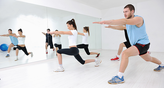 Hombre y mujeres haciendo ejercicio.