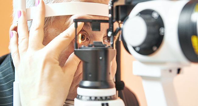 Paciente hombre realizándose un examen oftalmológico.