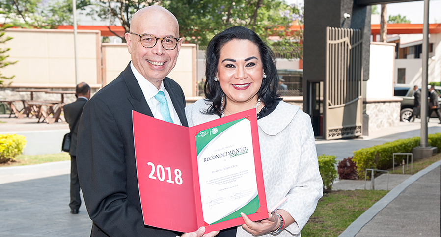 La Lic. Elsa Juárez, Directora de Calidad y el Dr. González Chon, Director Médico de Médica Sur