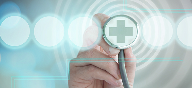 Mano de doctor con estetoscopio en un ambiente de innovación.